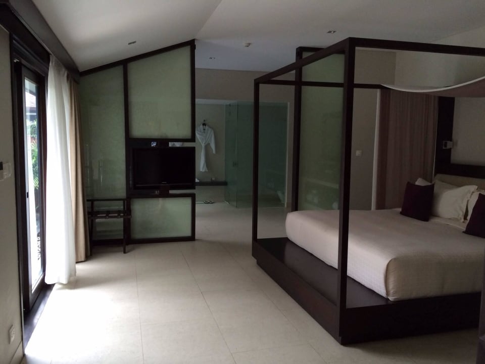 Schlafraum, dahinter das Bad TIA Wellness Resort