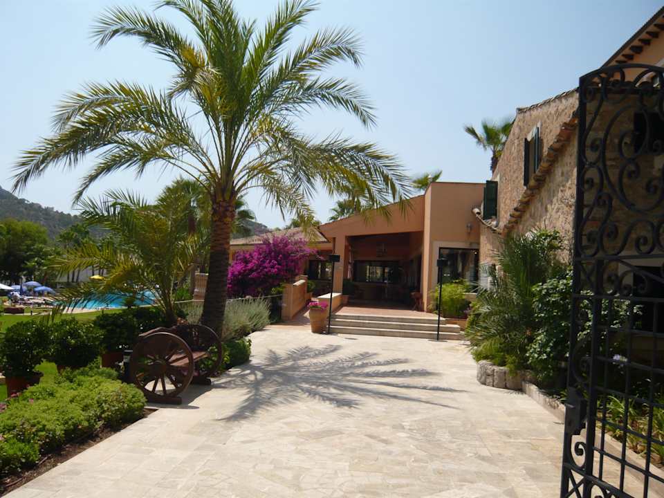 Eingang Hotel vom Garten aus Mon Port Hotel & Spa