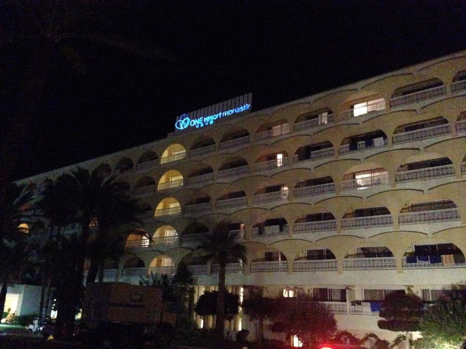 Blick auf Haupthaus bei Nacht Calimera One Resort Jockey