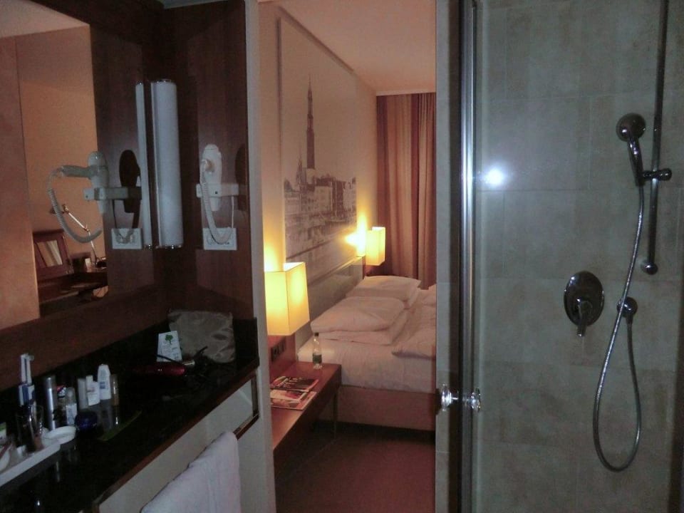 Aus der Dusche ins Bett ohne Tür Lindner Hotel Hamburg Am Michel, part of JdV by Hyatt