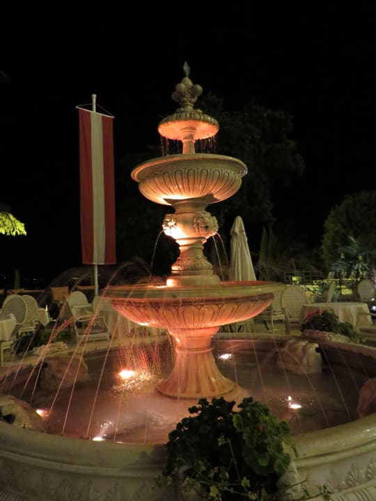 Netter Springbrunnen im Außenbreich Hotel Kvarner Palace