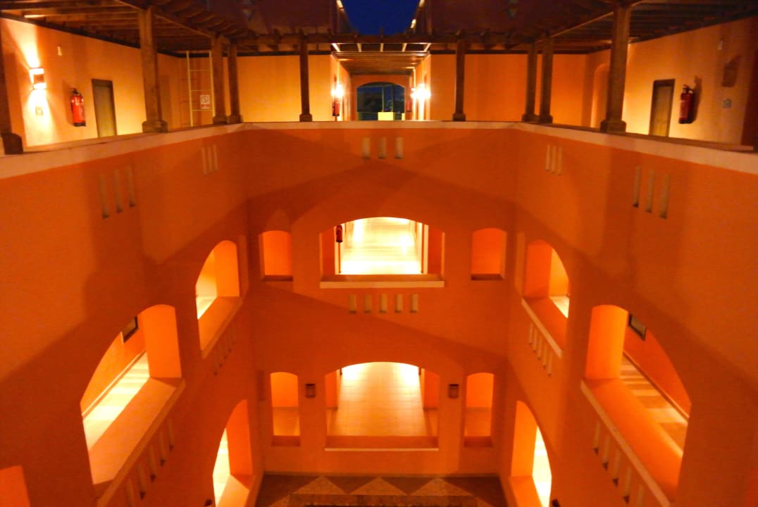 Treppenanlage mit Atrium bei Nacht Jaz Dar EL Madina