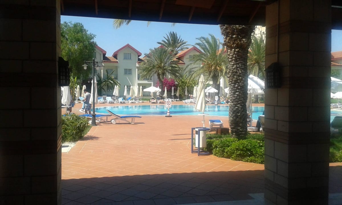 Zum Pool Salamis Bay Conti Resort Hotel & Casino