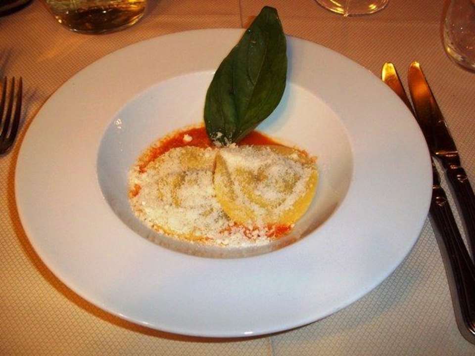 Ravioli mit Topfen und Steinpilze auf Tomatenbutte Alphotel Tyrol