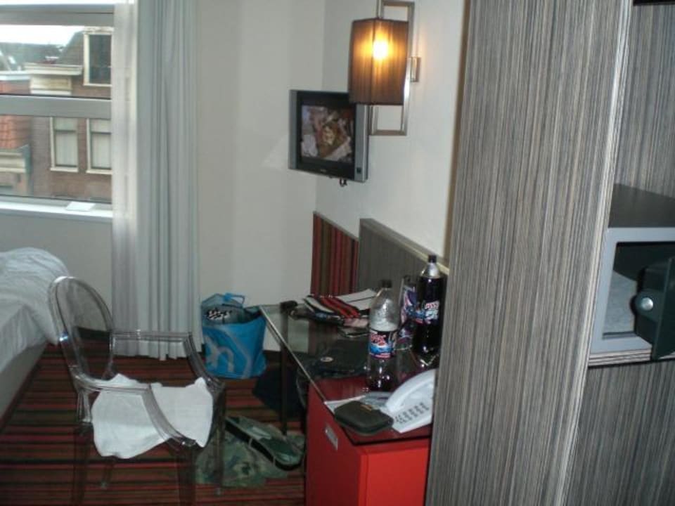 Schreibtisch und Flat TV WestCord City Centre Hotel Amsterdam