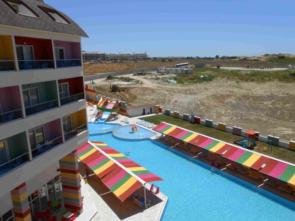 Pool Ramada Resort by Wyndham Side
