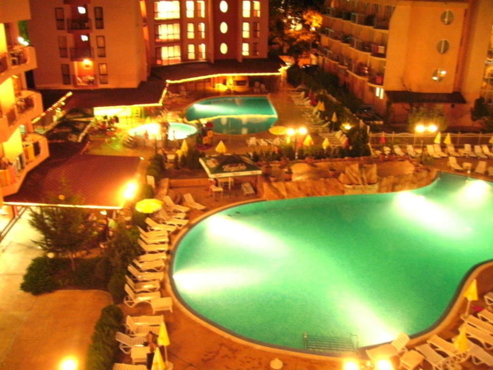 Poollandschaft bei Nacht Hotel Isola Paradise / Izola Paradise