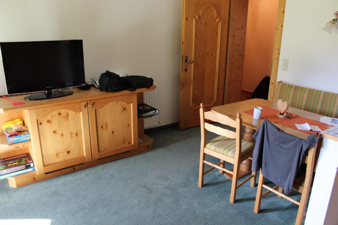 Wohnzimmer mit Esstisch Wohnung Elferspitz Pension Ausserwieserhof