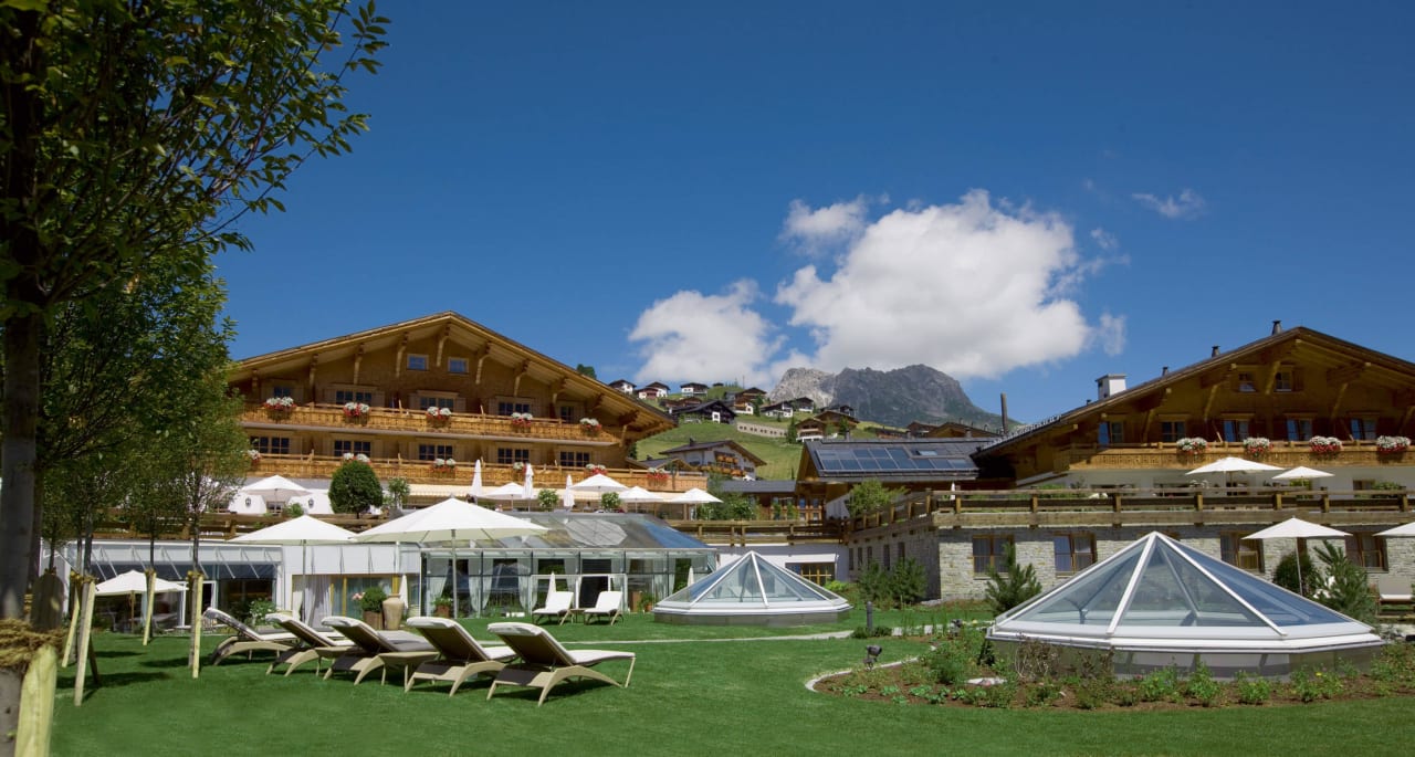 Burg Vital Resort Oberlech im Sommer Burg Vital Resort