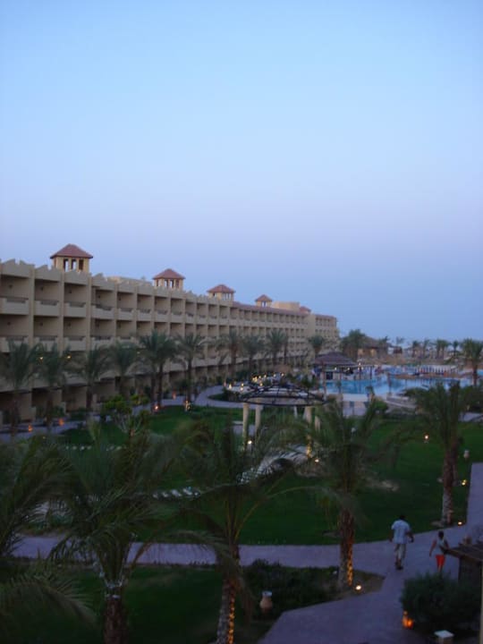 Widok na ogród basen i w oddali morze Amwaj Beach Club Abu Soma Resort