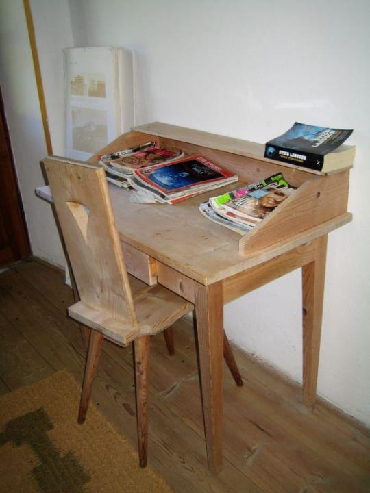 Schreibtisch mit Informationsmaterial Pension Briol