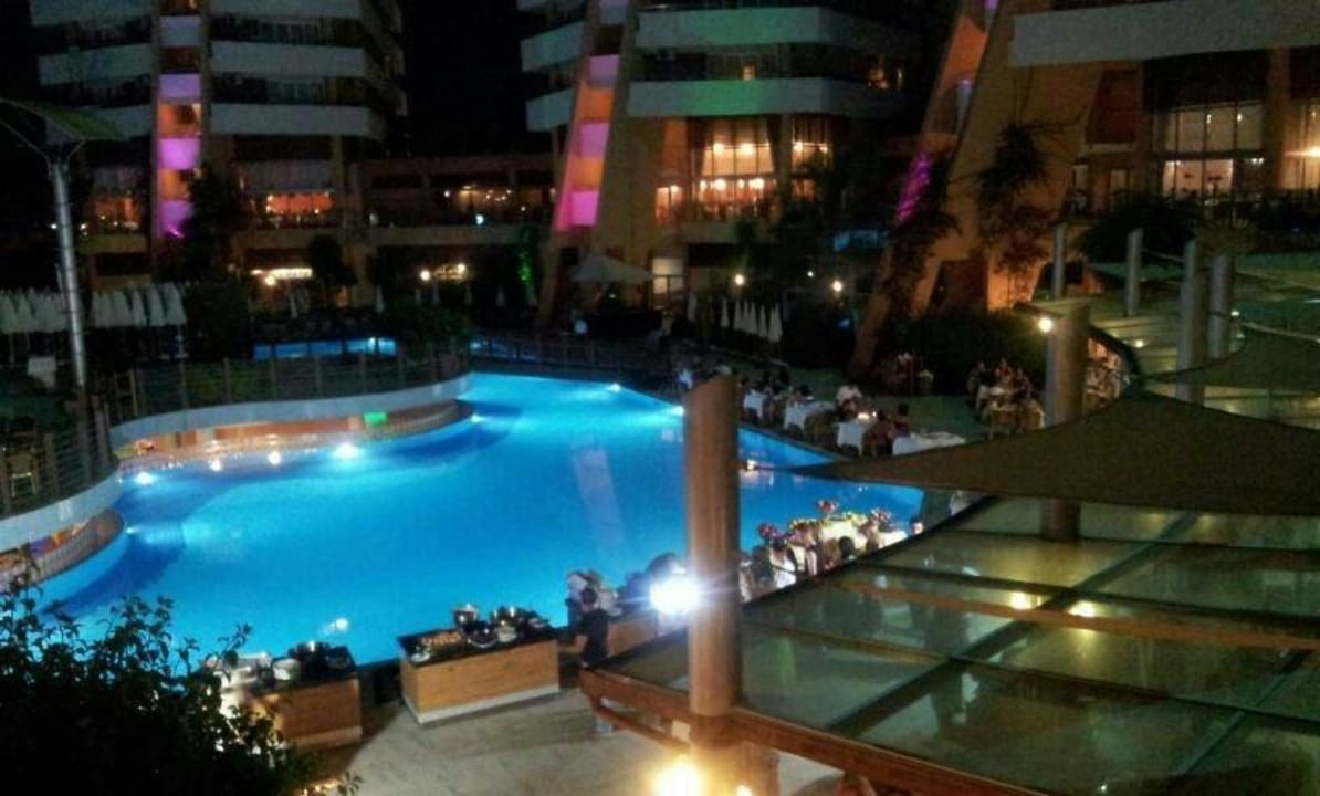 Ausblick auf die Pool Landschaft bei Nacht Alaiye Resort & Spa