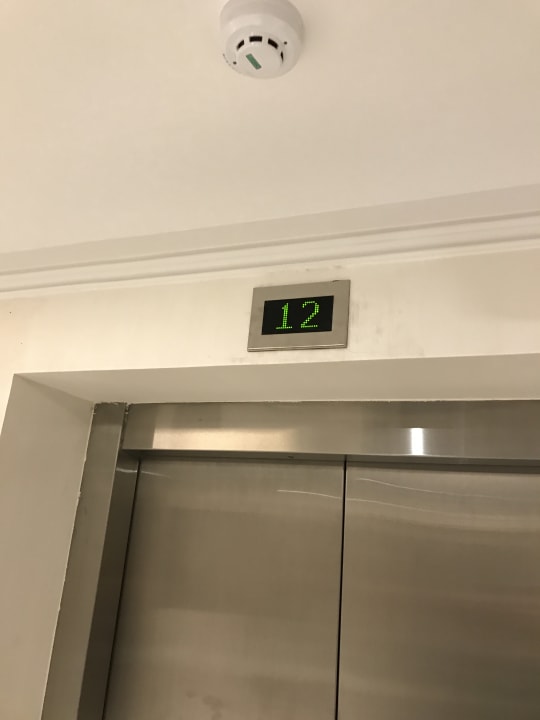 Stockwerksanzeige ohne Schutzfolie und Dreck Dukes The Palm Dubai Hotel