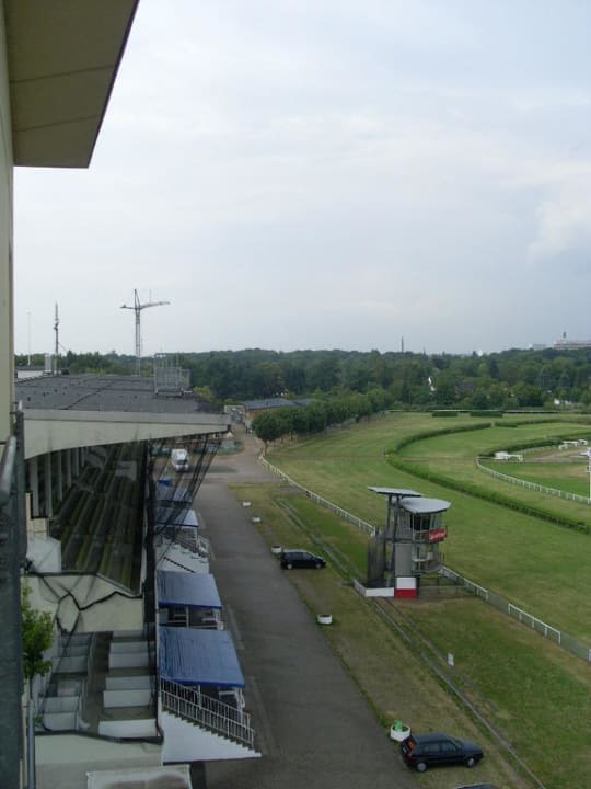 Seitlich links NH Hamburg Horner Rennbahn