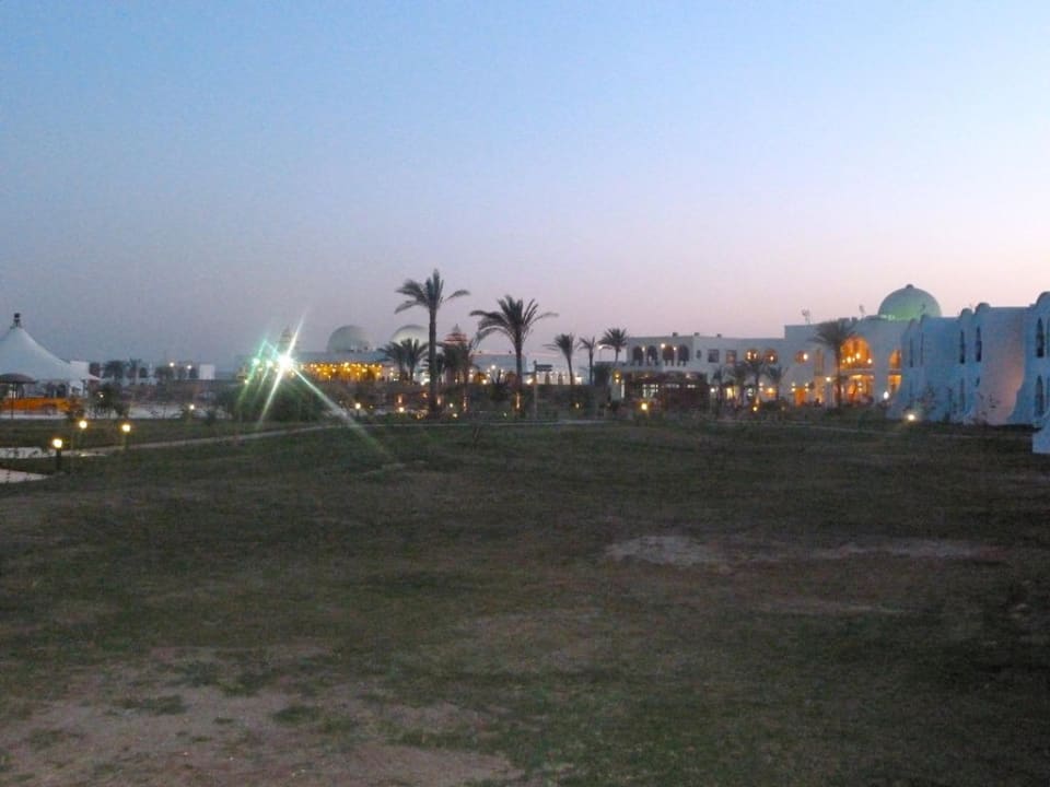 Hotelanlage abends Hotel Gorgonia Beach Resort