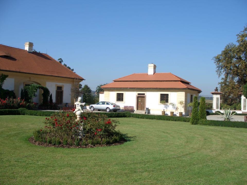 Blick auf das Torhaus Hotel Schloss Jemniste