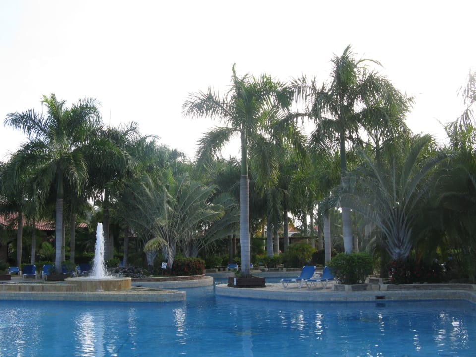 Pool im hinteren Teil der Anlage ohne Animation Villas Bavaro Resort & Spa