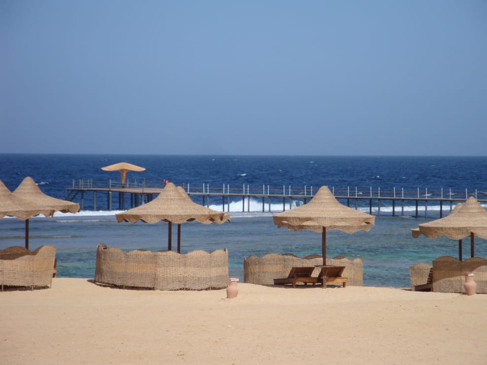 Strand und Steg Three Corners Happy Life Beach Resort