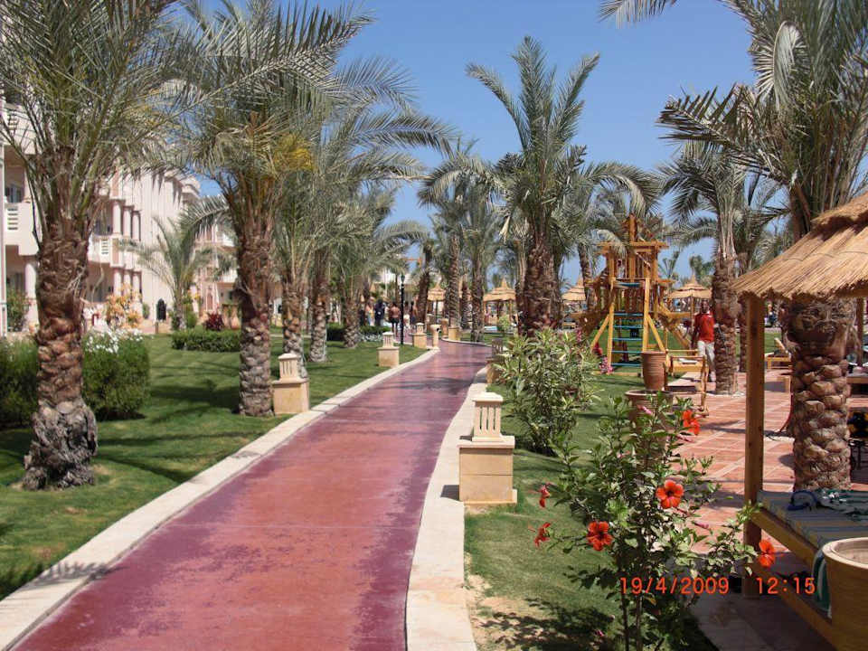 Über diesen Weg kann man die Hotelanlage erkunden! Pickalbatros Palace Resort