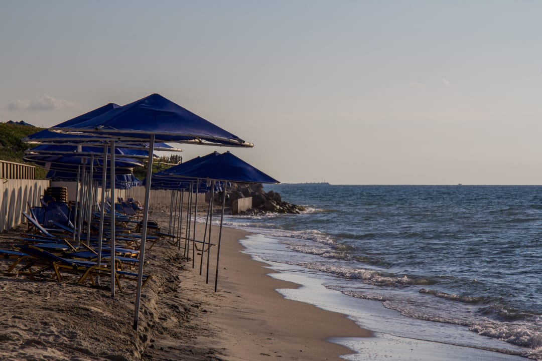 Weggespülter Strand Neptune Luxury Resort