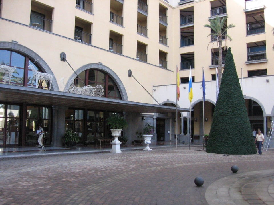 Weihnachtsbaum und Rentiere im Eingangsbereich Lopesan Costa Meloneras, Resort & Spa