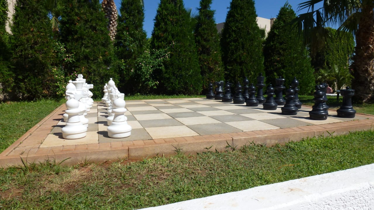 Schachbrett am Wellnesspool Grand Hotel Holiday Resort