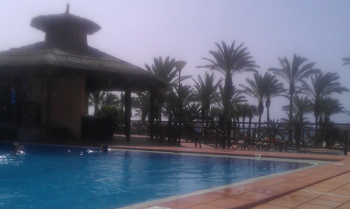 Hauptpool mit Bar und teilw. Animation SBH Costa Calma Beach Resort