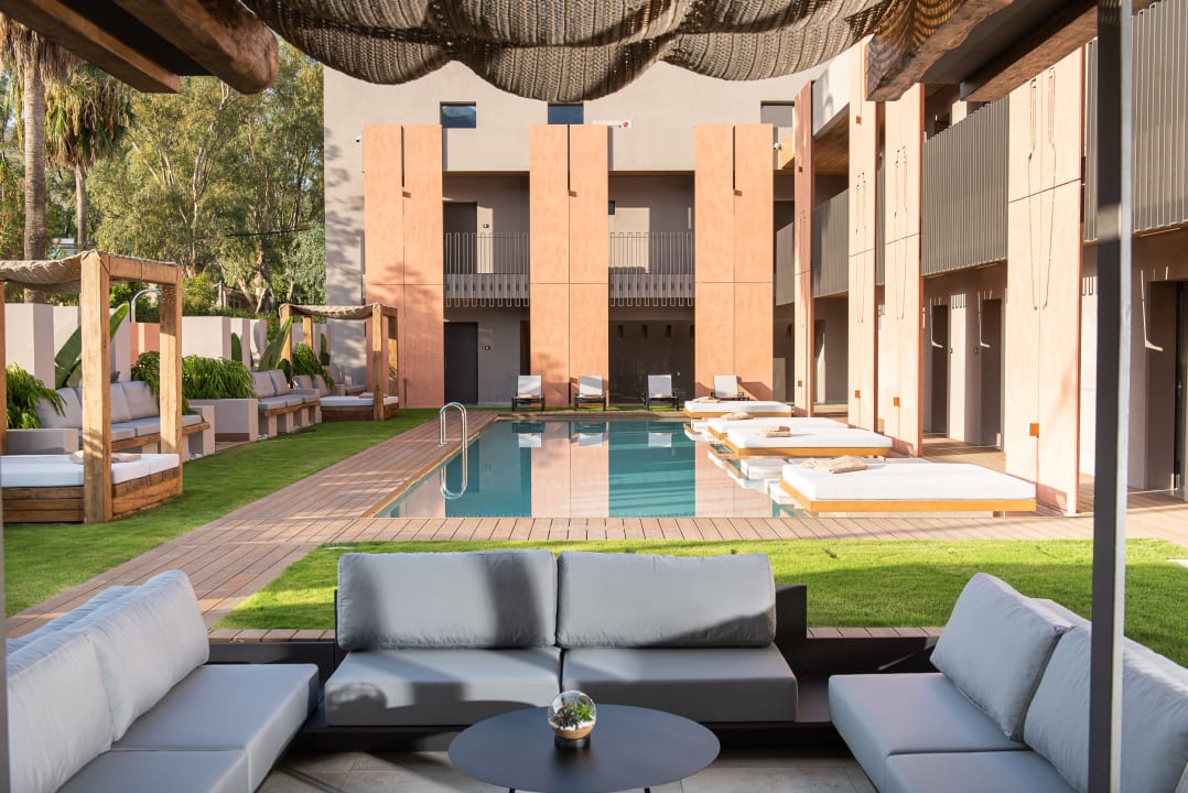 Pool Pilot Amphora Boutique Hotel