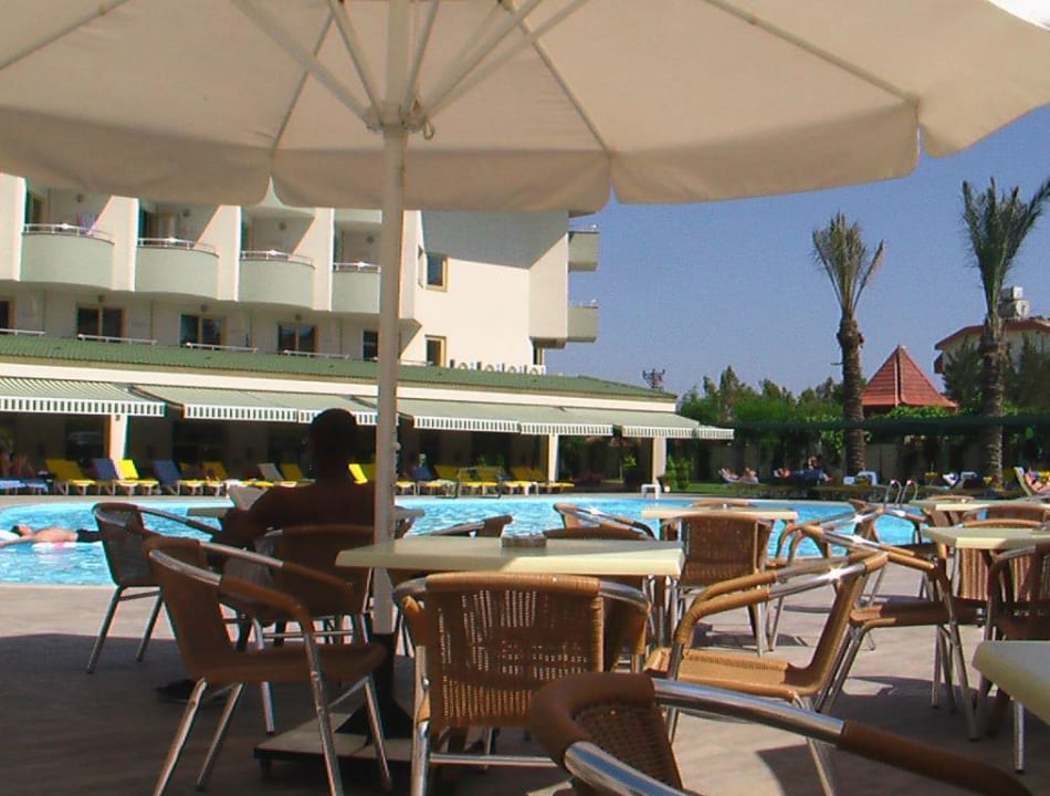 Blick von der Poolbar auf den Pool Side Breeze Hotel