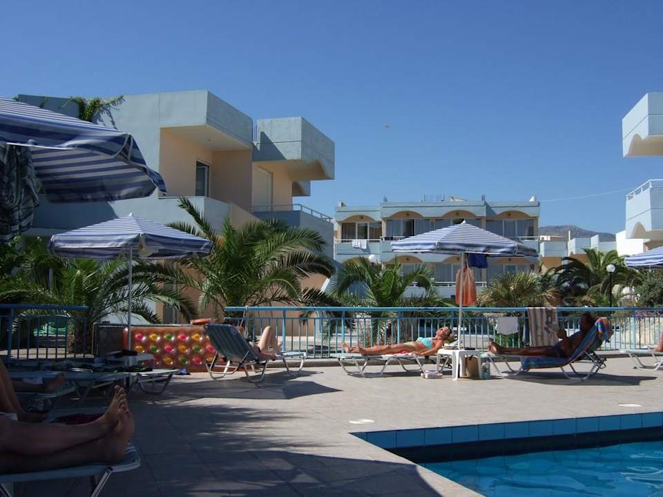Pool und Hotelgebäude Hotel Kathrin Beach