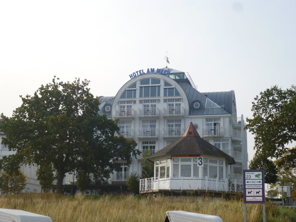 Hotel am Meer vom Strand aus fotografiert Hotel AM MEER & Spa