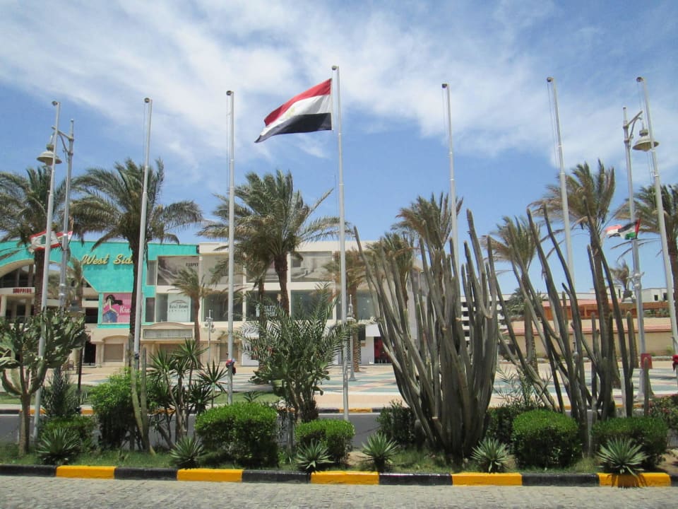 На въезде в отель Marlin Inn Azur Resort