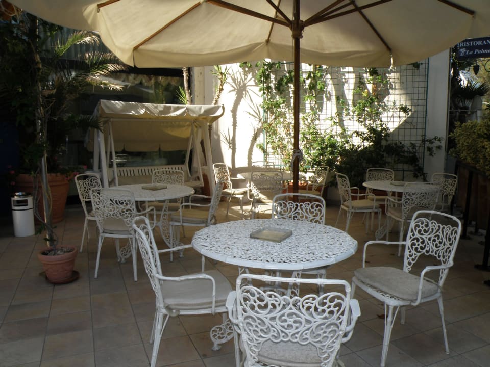 Neben Eingang Hotel Perticari