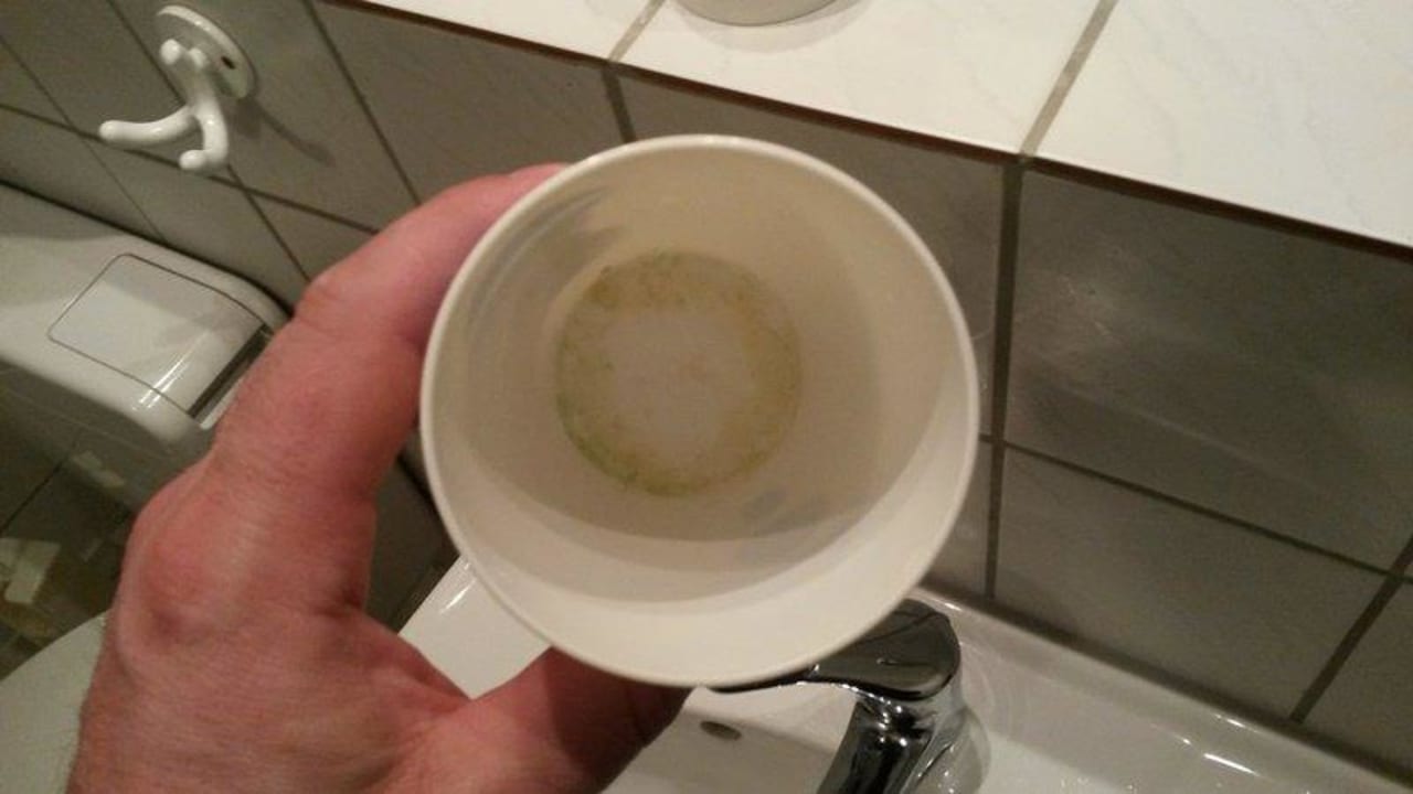 2. Zahnputzbecher dreckig. Hotel Brückenhof