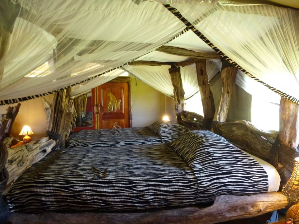 Großes Bett, alles Handarbeit Royal Mara Safari Lodge