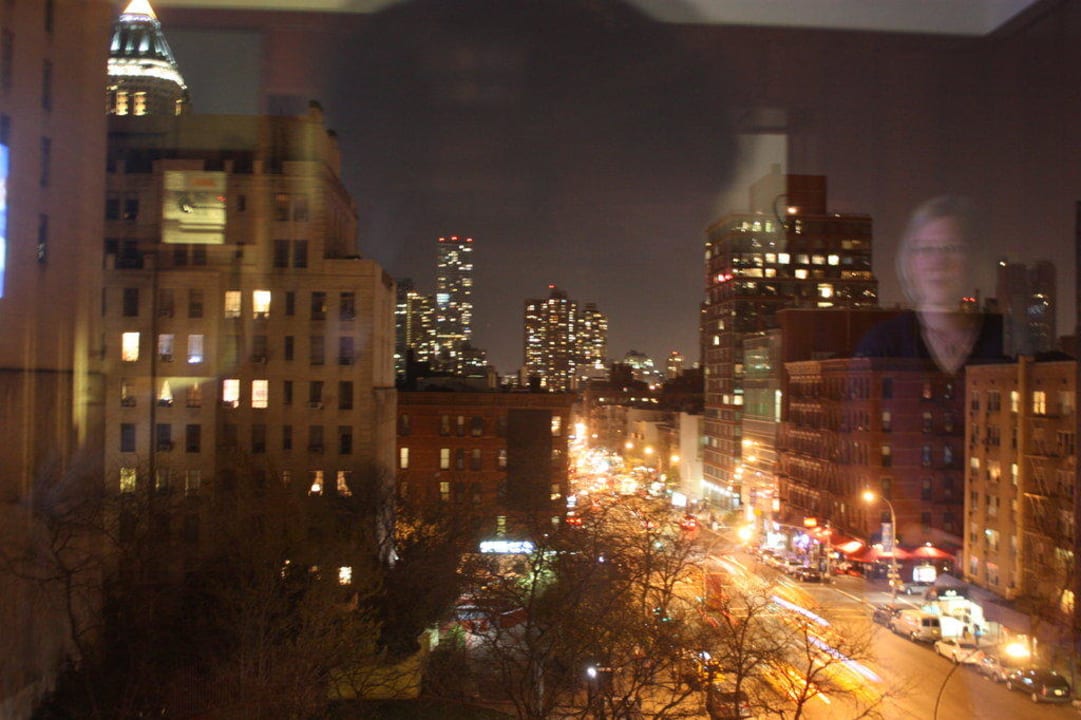 Aus dem Hotelzimmer bei Nacht Hudson New York