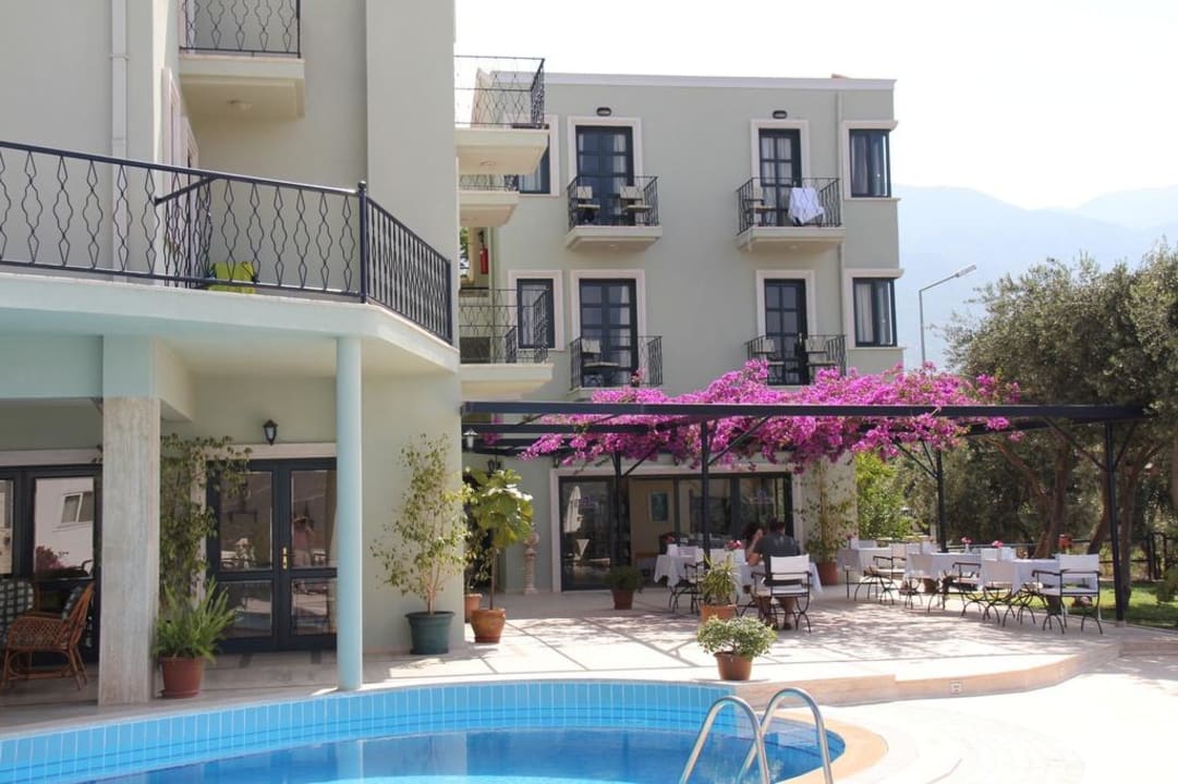 Pool mit Rezeption und Räumen Hotel Ekinhan