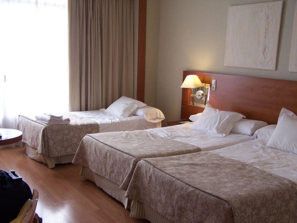 Doppelbett und Zustellbett Hotel Plaza de España by Melia