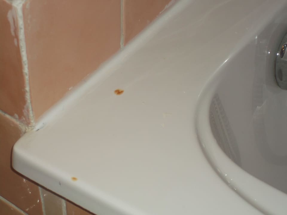 Verbrennungen an der Badewanne von Zigaretten Hotel Thalassa Mahdia