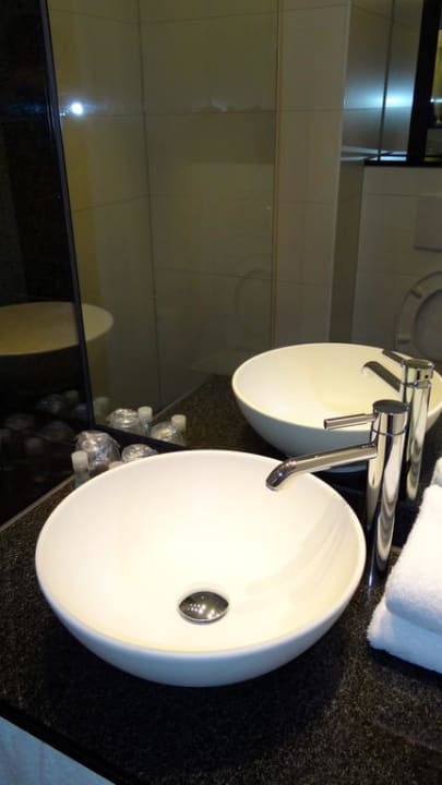 Blick ins Bad Motel One Hamburg-Alster