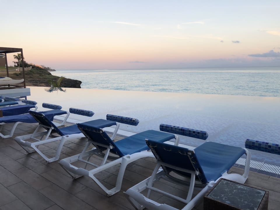 Liegen am Pool früh am Morgen noch alles frei. Playa Vista Azul