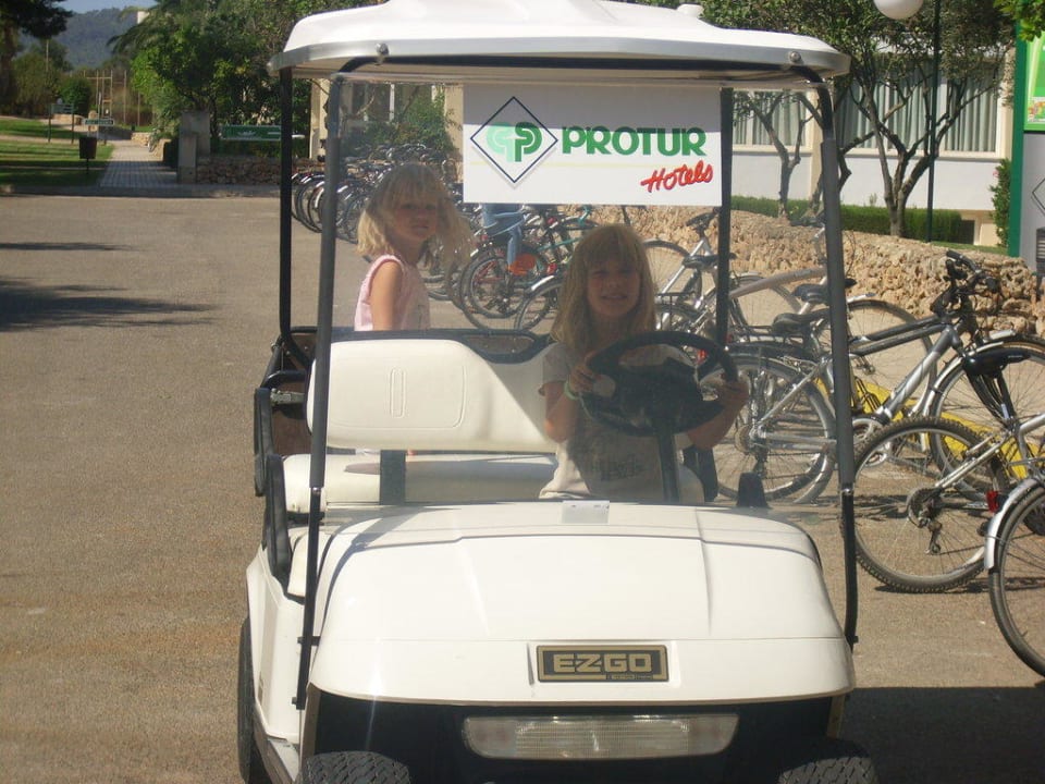 Das erste Gefährt mit dem ihr zum Zimmer fahrt Protur Floriana Resort Aparthotel