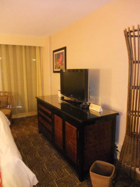 Sideboard mit Kühlschrank und TV Hotel Aston Waikiki Beach