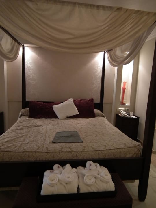 Bett mit Bademantel-Arrangement Majestic Elegance Punta Cana