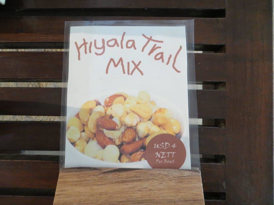 4 Dollar für ein paar Nüsse am Tisch Adaaran Select Hudhuran Fushi - Premium All Inclusive