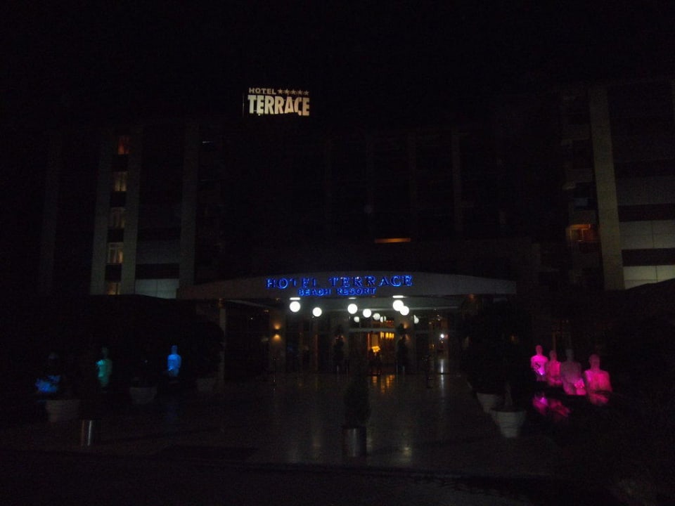 Eingang bei Nacht Hotel Terrace Beach Resort
