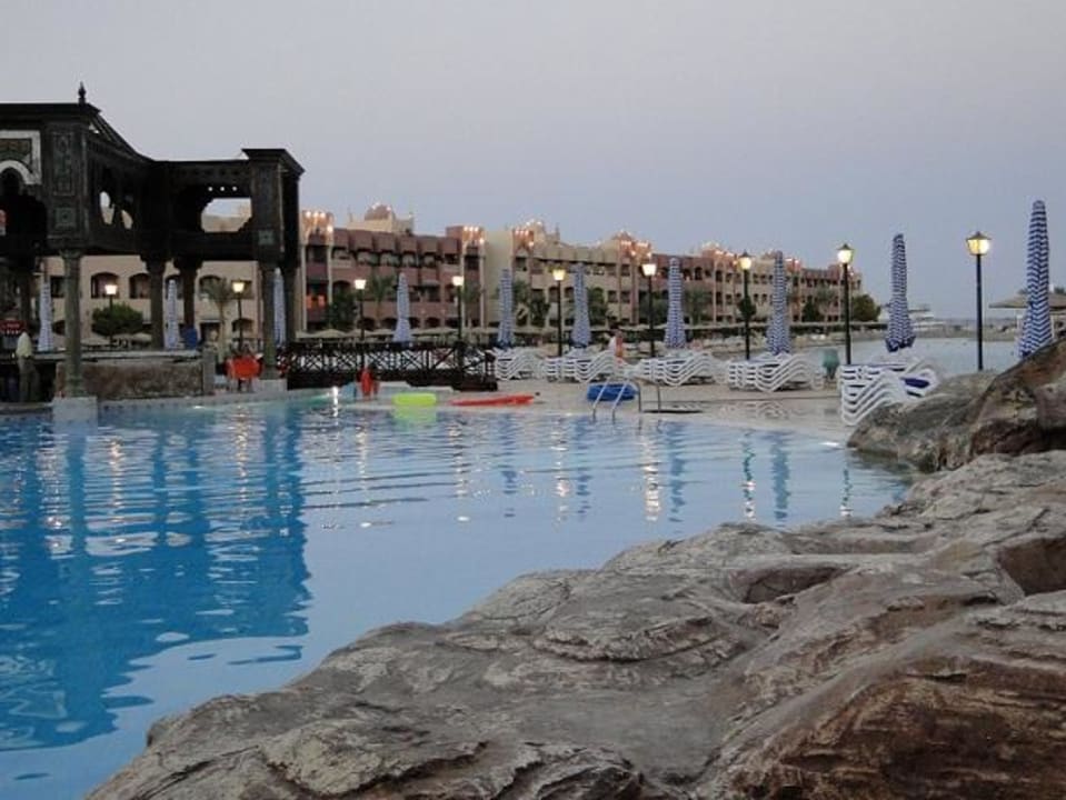 Basen o zachodzie słońca Sunny Days El Palacio Resort & Spa