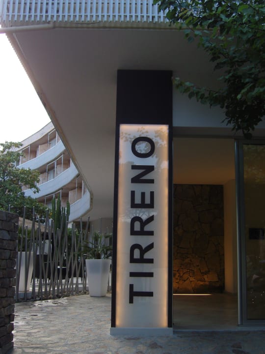 Hotel-Eingang Tirreno Resort