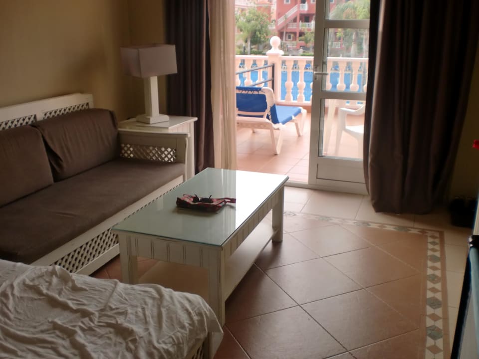 Wohnzimmer mit Schlafsofa für dritten Erwachsenen Hotel El Duque