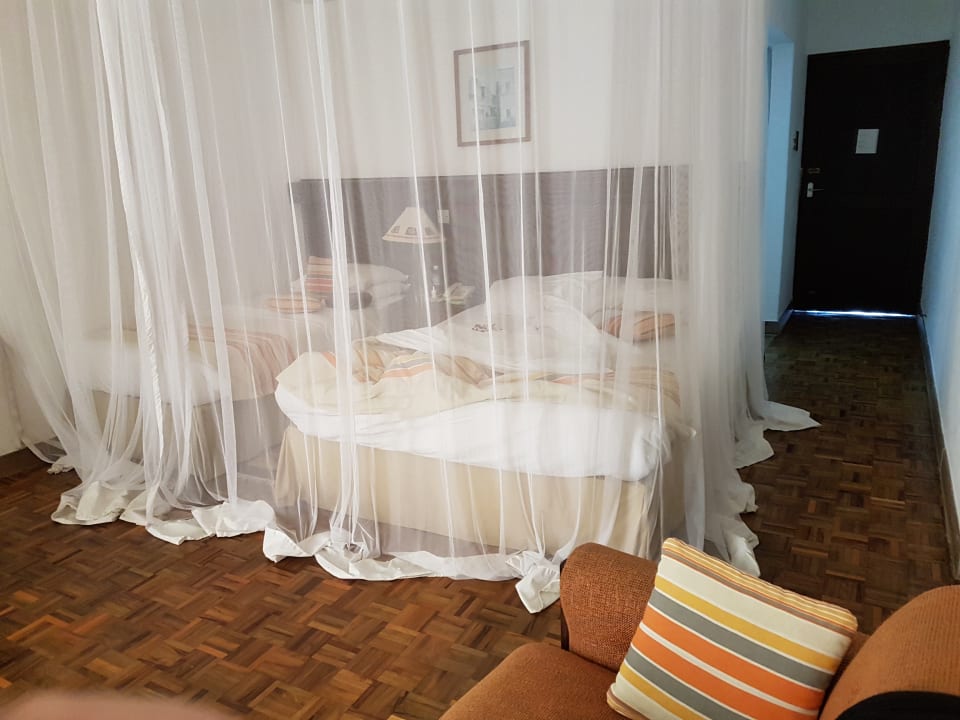 Zimmer Travellers Beach Hotel & Club